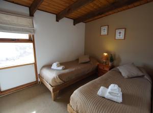 um quarto com 2 camas e toalhas em El Colorado Bungalows em El Colorado
