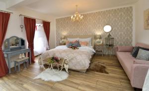 una camera con letto e divano di Křišťanka - kouzelné apartmány a Prachatice