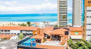 uma vista aérea de um hotel e da praia em Ideal Praia Hotel em Fortaleza