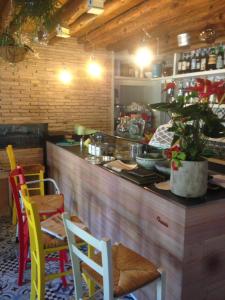 une cuisine avec un comptoir avec des chaises et une plante dans l'établissement Locanda Toronto, à Moriago della Battaglia