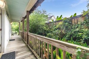 una veranda in legno di una casa con recinzione di T'Frere's Bed & Breakfast a Lafayette