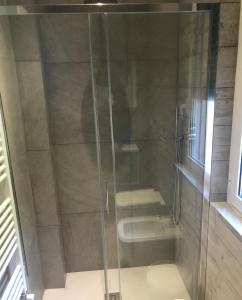 y baño con ducha de cristal y aseo. en CaseMaggi Beach House Terrace, en Portovenere 14 fotos más