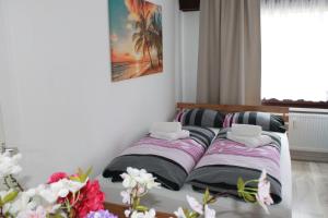 a bedroom with a bed with pink and purple sheets at Ferienwohnung Studiowohnung Maronra in Hannover