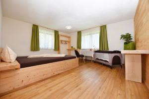 A bed or beds in a room at Mottnerhof