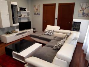 a living room with a couch and a tv at El apartamento de Iraide in Bilbao