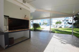 - un salon avec une cheminée dans un bâtiment dans l'établissement Apartamento Monoambiente en "Edificio Chesterfield", à Punta del Este