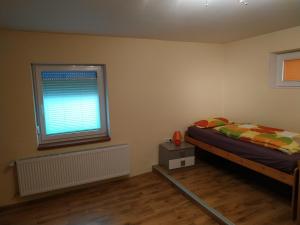 Tempat tidur dalam kamar di Monteur - Ferienwohnung - Marburg-Biedenkopf - Steffenberg - mit Balkon