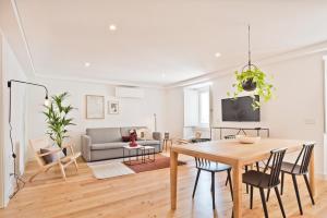 una sala de estar con una mesa y un sofá en Vila Olarias, en Lisboa 123 fotos más