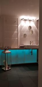 ein Badezimmer mit einer blauen Theke und einem Waschbecken in der Unterkunft B8 - just a private accommodation in Düsseldorf