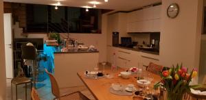 ein Esszimmer mit einem Tisch und einer Küche in der Unterkunft B8 - just a private accommodation in Düsseldorf