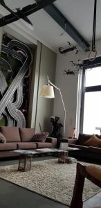 ein Wohnzimmer mit einem Sofa und einem Tisch in der Unterkunft B8 - just a private accommodation in Düsseldorf