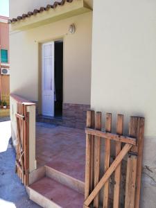 una entrada a una casa con una puerta de madera en Casa vacanza, en Fluminimaggiore