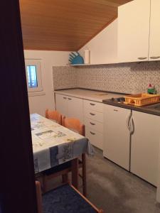 Kuchyňa alebo kuchynka v ubytovaní Apartmani Atila Damir