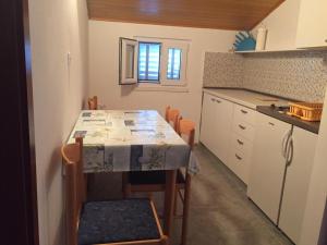 Virtuvė arba virtuvėlė apgyvendinimo įstaigoje Apartmani Atila Damir