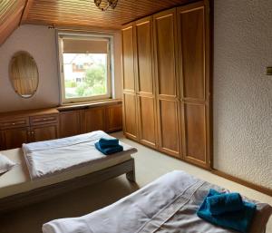1 Schlafzimmer mit 2 Einzelbetten und einem Fenster in der Unterkunft Einfamilienhaus Garbsen Havelse in Garbsen