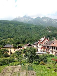 un village avec des maisons et des montagnes en arrière-plan dans l'établissement La Beccaccia, à Baceno