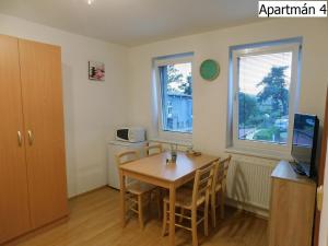 Televízia a/alebo spoločenská miestnosť v ubytovaní Apartmány Horní Planá
