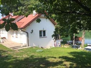 Vonkajšia záhrada v ubytovaní Domki nad Brzegiem