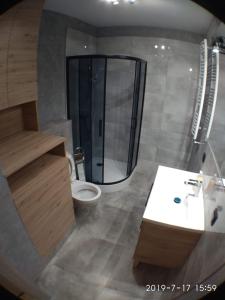 Ένα μπάνιο στο 1120 Śmiałego 41 - Tanie Pokoje w Apartamencie - samodzielne zameldowanie - self check in