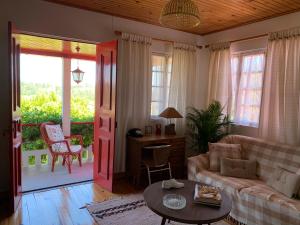 una sala de estar con un sofá y una mesa en Vila Aurora, en Parada de Gatim