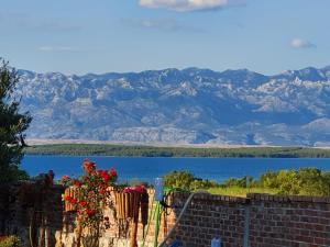 a view of a lake with mountains in the background at Apartment Village Nin in Nin
