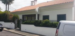 ポンタ・デルガダにあるGorgeous Houseの柵付白家