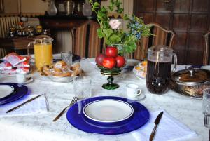 een tafel met blauwe en witte borden en fruit erop bij B&B Castello Machiavelli in Ozzano dell Emilia