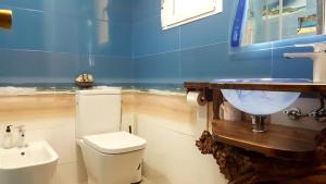 y baño con aseo blanco y lavamanos. en En Marina D'Or primera linea real, en Oropesa del Mar