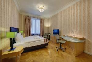 a hotel room with a bed and a desk at Apartament Kryształowy in Katowice