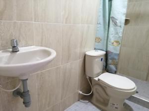 A bathroom at Hospedaje La Pradera 3 y 7 días -OFF