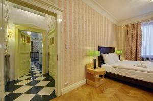 カトヴィツェにあるApartament Kryształowyのチェックフロアのベッドルーム1室(ベッド1台付)
