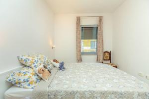 Charming Cozy Apartment Solitudo tesisinde bir odada yatak veya yataklar