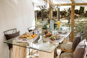 una mesa de cristal con frutas y verduras. en Alabaster Acres en Caledon