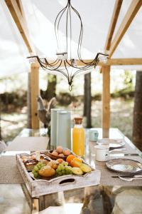 una mesa con un plato de comida y una lámpara de araña en Alabaster Acres en Caledon