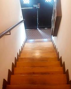 klatka schodowa z drewnianymi schodami w budynku w obiekcie Your Home in Bairro Alto w Lizbonie