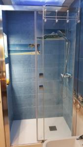 baño con ducha y puerta de cristal en En Marina D'Or primera linea real, en Oropesa del Mar
