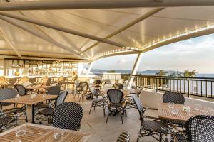 Feliz Hotel Boracay tesisinde bir restoran veya yemek mekanı