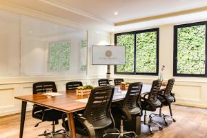 uma sala de conferências com mesa e cadeiras em Feliz Hotel Boracay em Boracay mais 37 fotografias