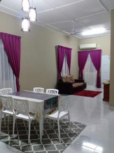 TEBiNG Guest House Taman Negara Malaysia Kuala Tahan的休息区