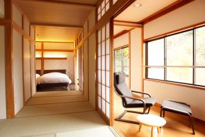 Cette chambre dispose d'une fenêtre, d'une chaise et d'un lit. dans l'établissement Hakone Fura, à Hakone