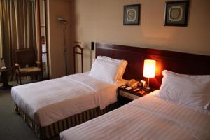 
A bed or beds in a room at Rosedale Hotel & Suites Guangzhou
