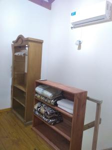 Cette chambre comprend un placard avec une étagère et une lampe. dans l'établissement La casa del Titi, à Tandil 6 autres photos