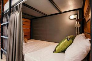 łóżko w pokoju z łóżkiem z baldachimem w obiekcie KoHabitat Samui w mieście Bophut