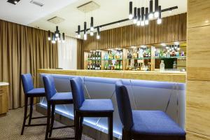 Lounge o bar area sa Renion Hills Hotel