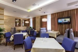 TV a/nebo společenská místnost v ubytování Renion Hills Hotel