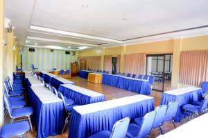 Konferenčné priestory v ubytovaní RedDoorz Plus near Stadion Wijaya Kusuma