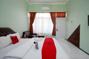 Posteľ alebo postele v izbe v ubytovaní RedDoorz Plus near Stadion Wijaya Kusuma