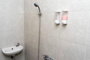 Ένα μπάνιο στο RedDoorz near Setrasari Mall 4