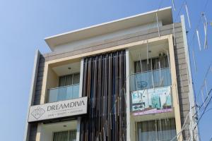 Un edificio con un cartel al costado. en RedDoorz near Setrasari Mall 4, en Bandung