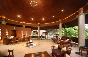 a large lobby with a large wooden ceiling at Uday Backwater Resort in Alleppey